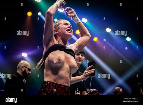 danielle hemsey celebration|Boxing: Daniella Hemsley flashes crowd after Kingpyn。